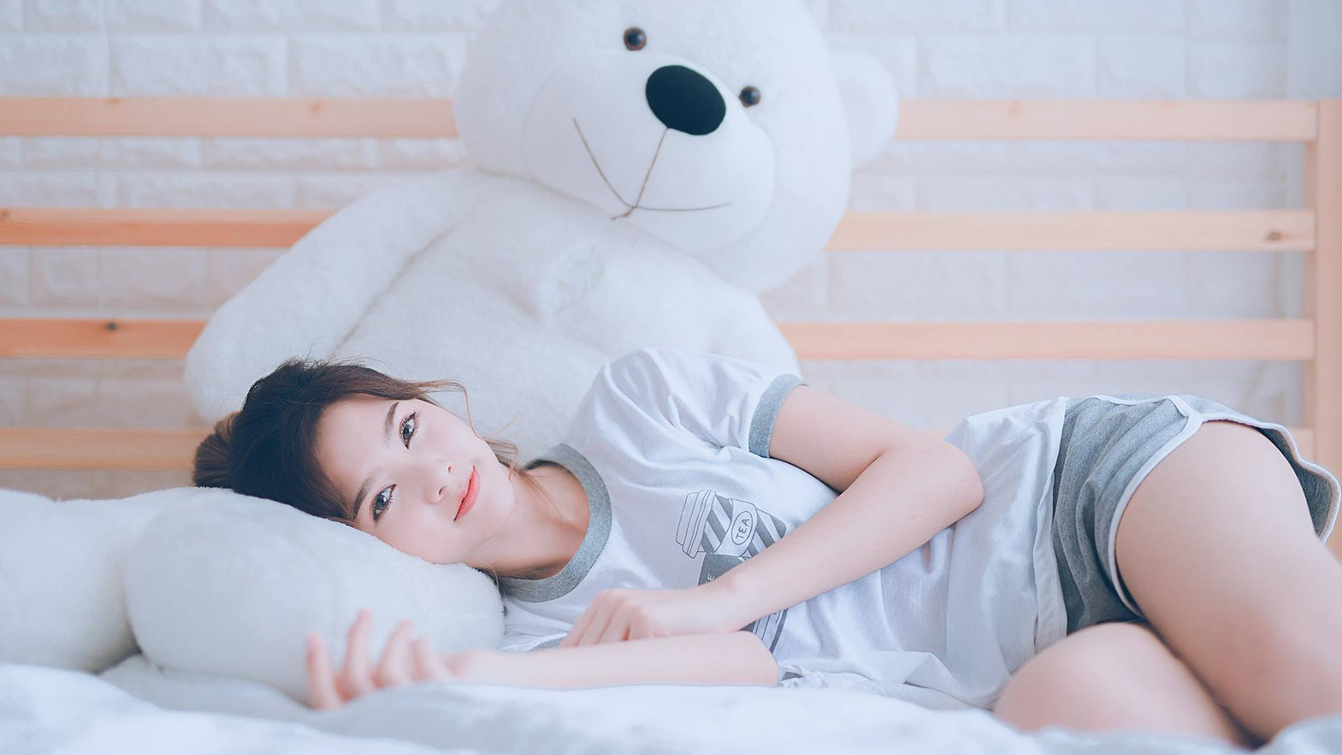 时空裂隙中的终极对决，当塞维利亚橙焰邂逅巴拉圭铁壁，莱万在错位时空中高能封神